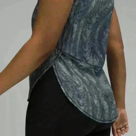 Lululemon Women Dimensional Icing Blue DWMM High Neck Split Hem Run Tank Top 2 - Picture 3 of 7